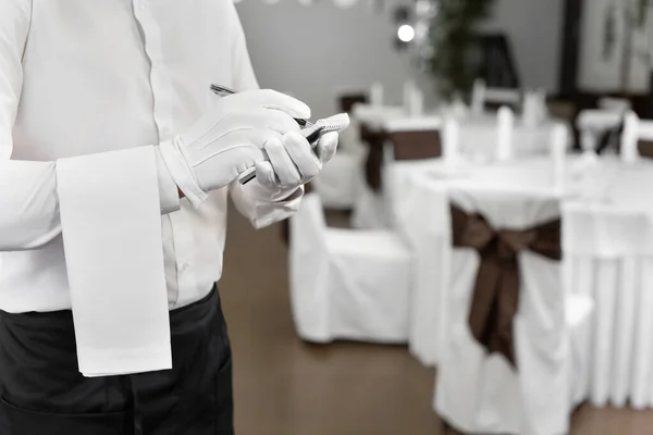 身着白衬衫的服务员 打着领结 在咖啡店里写下订单 — 图库照片