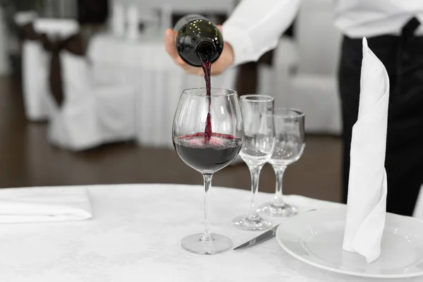 Официант Белых Перчатках Наливает Красное Вино Бокал — стоковое фото