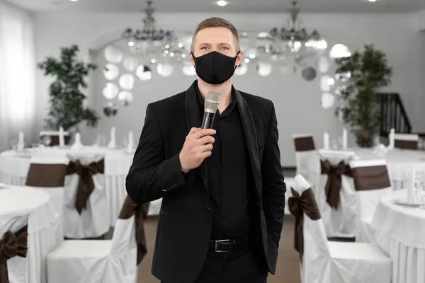 Showman Giacca Cravatta Maschera Protettiva Con Microfono Mano Nella Sala — Foto Stock