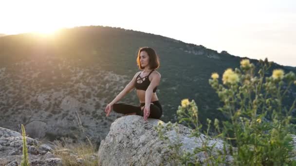 Meditación Complejo Yoga Posan Sobre Una Enorme Piedra Con Vistas — Vídeo de stock