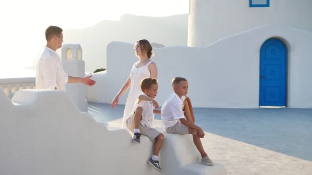 Szczęśliwa Rodzina Dziećmi Wakacjach Santorini Grecja — Wideo stockowe