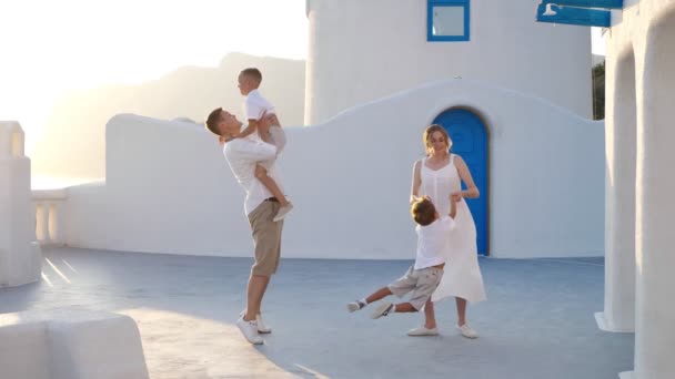 Szczęśliwa Rodzina Dziećmi Wakacjach Santorini Grecja Rodzice Bawią Się Dziećmi — Wideo stockowe