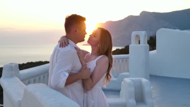 Pár Zamilovaných Mužů Žen Dovolené Santorini Řecku Muž Žena Líbají — Stock video
