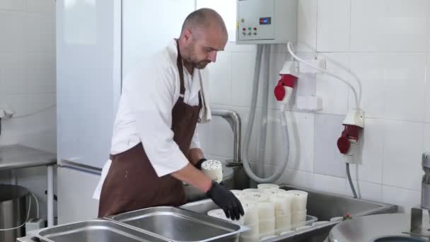 Füllformen Für Die Herstellung Von Weichkäse Die Käserohlinge Werden Salzlake — Stockvideo