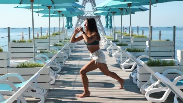 Fitness Sport Młoda Kobieta Rzuca Się Napina Pośladki Nabrzeżu Widokiem — Wideo stockowe