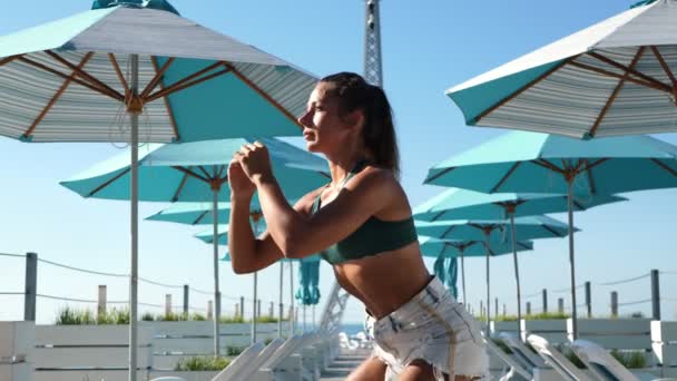 Fitness Sport Młoda Kobieta Robi Przysiad Skokami Nabrzeżu Widokiem Morze — Wideo stockowe