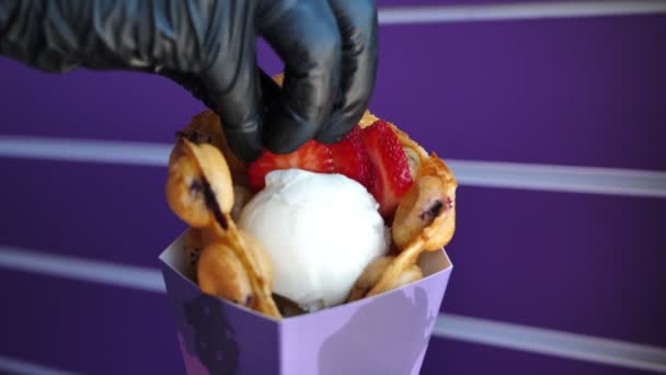 Chef Decorates Hong Kong Bubble Waffle Ice Cream Berries — Stock Video