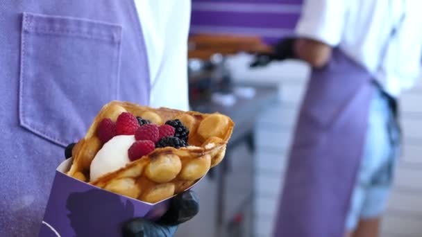 Aşçı Hong Kong Wafflelarının Üzerine Dondurma Döker — Stok video