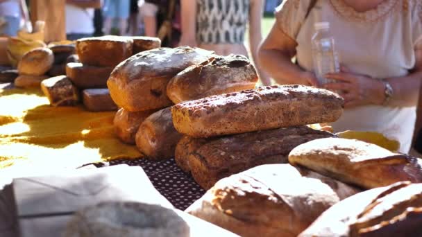 Čerstvě Upečený Ručně Dělaný Chléb Pouti — Stock video