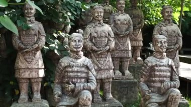 Eğlence parkındaki antik Japon savaşçılarının heykelleri.