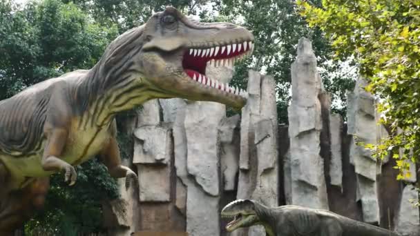Une Figure Dinosaure Déplace Dans Parc Dinopark — Video
