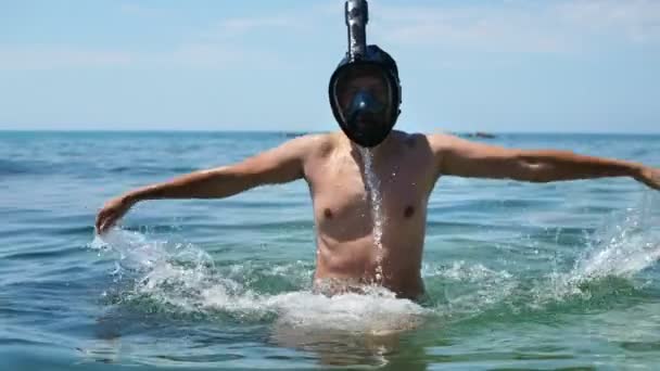 Ung Man Dyker Havet Med Mask — Stockvideo