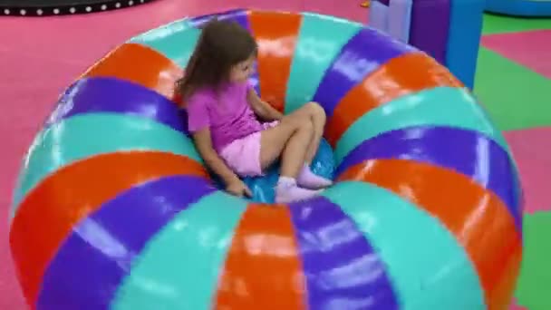 Szczęśliwe Radosne Dziecko Wiruje Wielobarwnej Karuzeli Pokoju Zabaw — Wideo stockowe