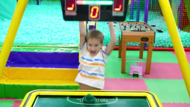 Neşeli Erkek Çocuk Hava Hokeyi Oynuyor Aile Spor Etkinlikleri — Stok video