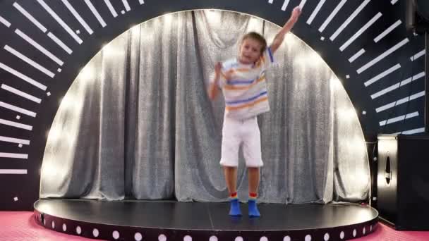 Pequeño Chico Activo Está Bailando Escenario Los Niños Sala Juegos — Vídeos de Stock