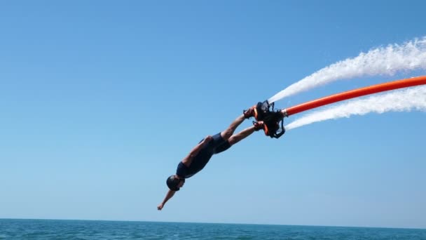 Desporto Aquático Extremo Tipo Está Voar Parapeito Aquático Muita Pressão — Vídeo de Stock