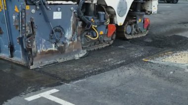 Yol inşaatındaki asfalt yayıcı ya da kaldırım taşı. Asfalt yerleştirme hazırlığı