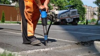 yol işçisi matkap ile sokak asfalt kırma