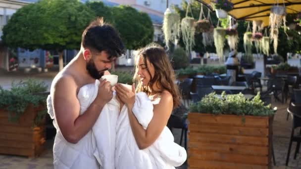 Couple Amoureux Homme Une Femme Dans Des Couvertures Blanches Buvant — Video