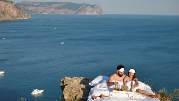 Romantyczne Śniadanie Mężczyzny Kobiety Białym Łóżku Klifie Widokiem Morze Jachty — Wideo stockowe