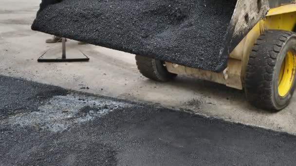 热沥青从拖拉机的桶里倒出来 道路维修 — 图库视频影像