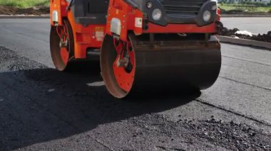 Yol tamiri. Buz pateni pisti asfaltı yuvarlıyor