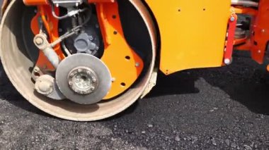 Yol yapımı, asfalt beton paten sıcak asfalta baskı yapıyor. Asfalt bırakmak için bir aygıt