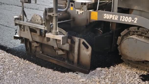 Espalhador Asfalto Uma Máquina Pavimentação Asfalto Canteiro Obras Rodoviárias Reparação — Vídeo de Stock