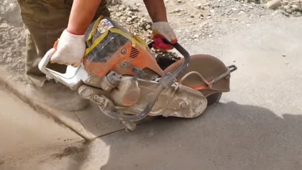 Ein Straßenbauer Uniform Schneidet Mit Einem Handschleifer Den Alten Asphalt — Stockvideo