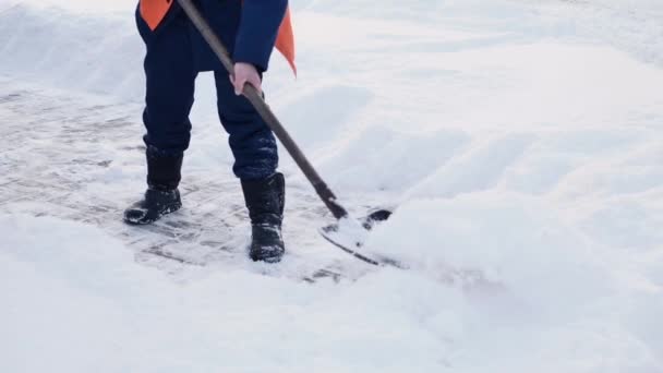 Співробітники Комунальних Служб Особливій Формі Розчищають Сніг Тротуару Лопатою — стокове відео
