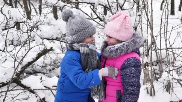 Діти Хлопчик Дівчинка Обіймаються Цілуються Взимку Холоді Засніженому Лісі — стокове відео
