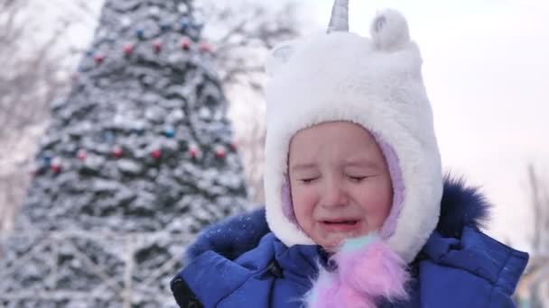 Niña Triste Está Llorando Sobre Fondo Árbol Navidad Cubierto Nieve — Vídeo de stock