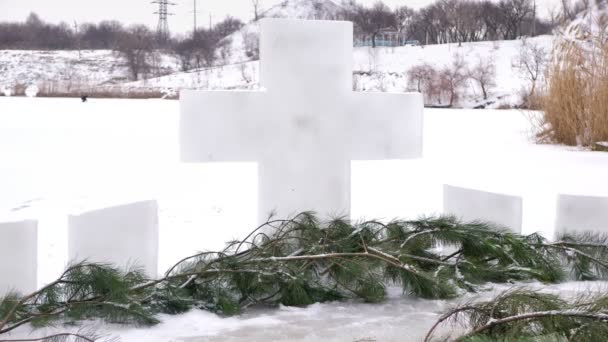 Orthodoxe Dreikönigsfeiertage Eisloch Und Eiskreuz — Stockvideo
