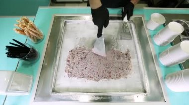 Dondurulmuş tavada kızartılmış dondurma. Sarılmış dondurma, el yapımı dondurma. Çelik soğutmalı kızarmış dondurma makinesi..