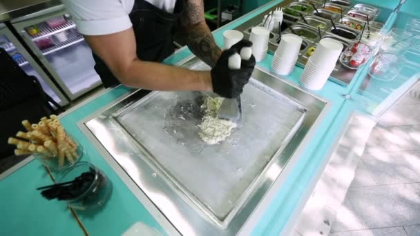 Жареное Мороженое Морозилке Мороженое Десерт Мороженого Ручной Работы Машина Приготовления — стоковое видео