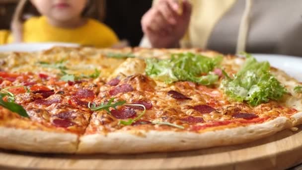 Bir Kafedeki Ahşap Tabaktan Pizza Alan Ellerin Yakın Çekimi — Stok video