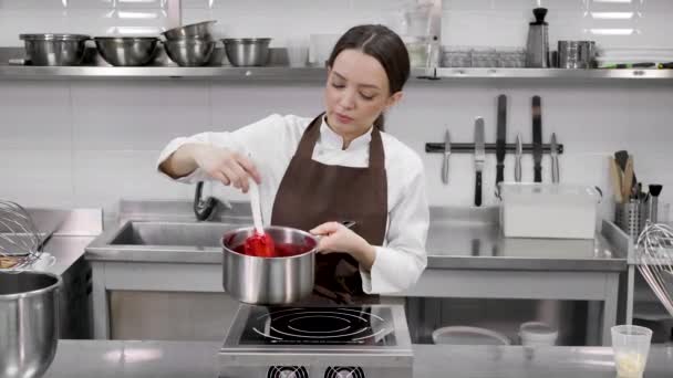 Chef Pasticcere Femminile Prepara Confit Bacche Una Pentola Riempire Una — Video Stock