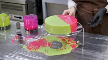 Dişi pasta şefi aynalı pastayla kremalı pasta süsler..