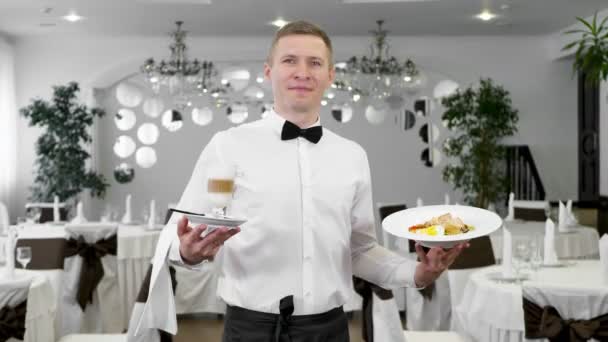 Νεαρός Χαρούμενος Σερβιτόρος Ενώ Σερβίρει Φαγητό Εστιατόριο — Αρχείο Βίντεο