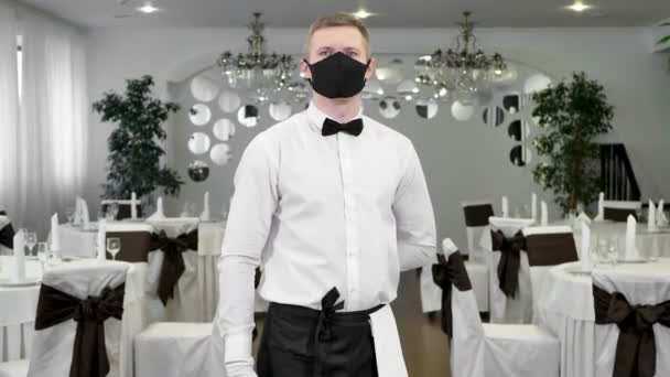 Porträtt Ung Manlig Servitör Uniform Och Skyddande Medicinsk Mask Som — Stockvideo