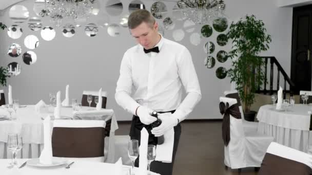 Sumiller Hombre Con Una Camisa Blanca Descorchando Una Botella Vino — Vídeo de stock