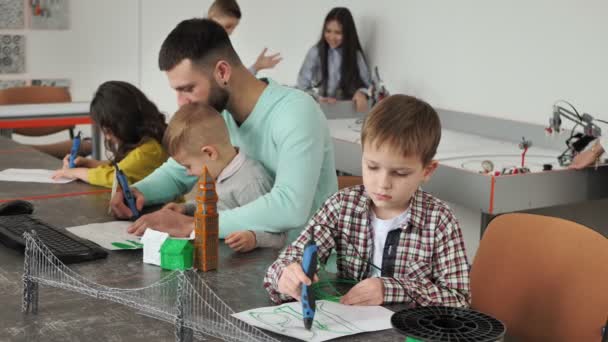 3Dプリントペンを使用した子供 少年は新しいアイテムを作る 創造性 レジャー 教育の概念 — ストック動画