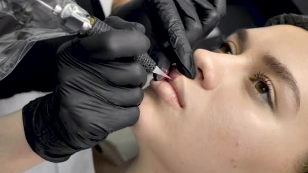 Cosmetologista Aplica Maquiagem Permanente Aos Lábios Salão Beleza Tatuagem — Vídeo de Stock