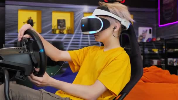 Tiener Jongen Draagt Virtual Reality Bril Die Houdt Ontoonto Het — Stockvideo
