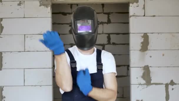 Trabalhador Construção Masculina Capacete Solda Luvas Azuis Está Dançando Divertindo — Vídeo de Stock