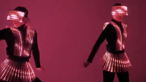 2人のディスコダンサーがUv衣装で移動 — ストック動画