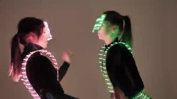 Δύο Χορευτές Ντίσκο Κινούνται Υπεριώδη Κοστούμια — Αρχείο Βίντεο