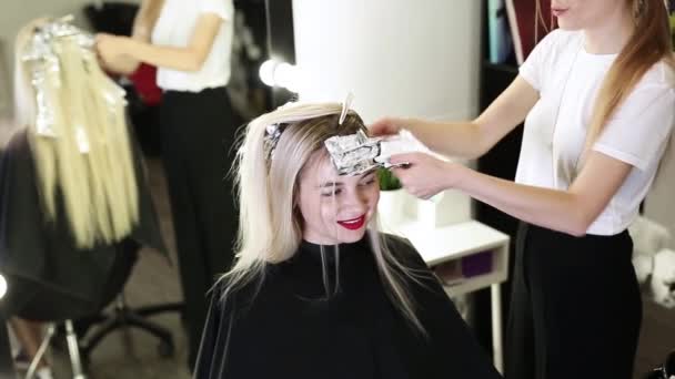 Proces Voor Het Verven Van Haar Salon Van Schoonheid — Stockvideo