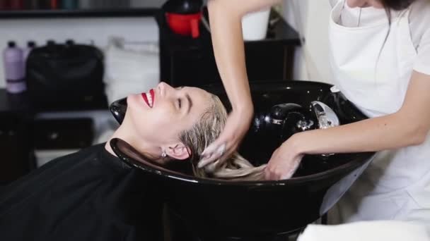 Stylista Myje Głowę Salonie Piękności Kolor Włosów Umiera Folia — Wideo stockowe