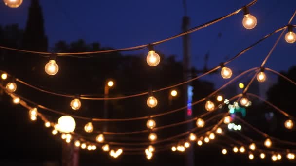 Widok Dołu Wielu Małych Żarówek Świąteczna Girlanda Oświetlająca Nocne Niebo — Wideo stockowe